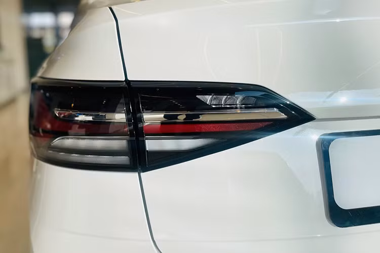 Giá bán cao cũng khiến Volkswagen Virtus 2023 ế ẩm và mất đi sức hút, cũng như tính cạnh tranh trên thị trường dù cho mẫu xe này được đánh giá cao về độ chắc chắn, ổn định bởi xuất xứ châu Âu.