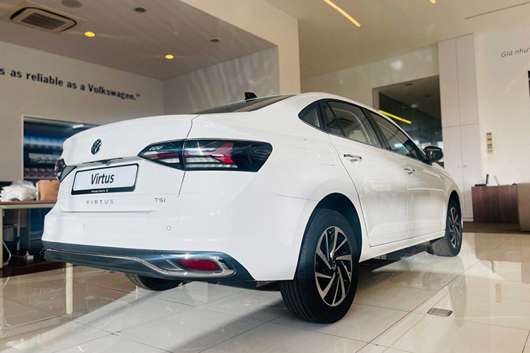 Mức giá xe Volkswagen Virtus 2023 bán ra tương ứng lần lượt là 949 triệu đồng và 1,069 tỷ đồng. Mức giá này thậm chí cao hơn nhiều dòng sedan hạng C và ngang ngửa một số mẫu sedan hạng D tại Việt Nam vốn trang bị đầy ắp công nghệ, tính năng như Mazda6, Kia K5…