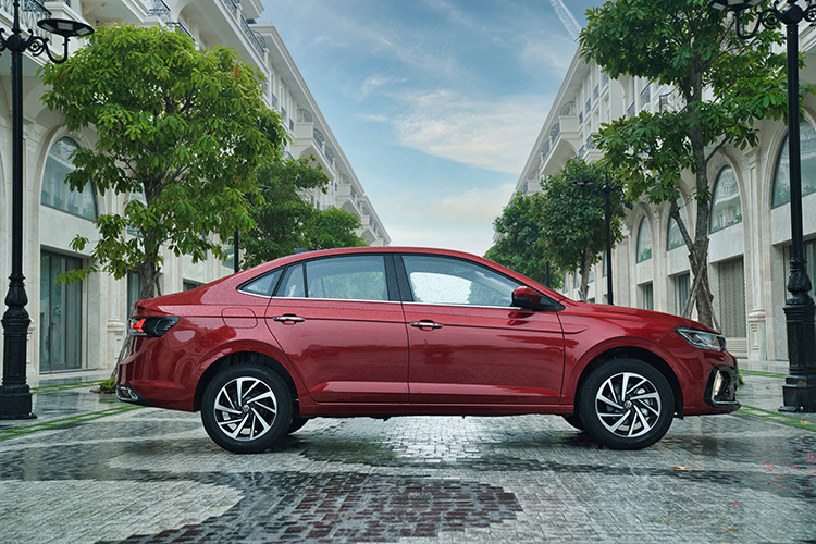 Mẫu sedan hạng B đến từ Đức dùng động cơ tăng áp 1.0 TSI, cho công suất 115 mã lực tại 5.500 v/ph và mô-men xoắn 178 Nm tại 1.750-4.500 v/ph. Hộp số tự động 6 cấp. Theo Volkswagen Việt Nam, ở điều kiện hỗn hợp, phiên bản Elegance tiêu thụ 6,64 lít/100km, còn phiên bản Luxury tiêu thụ 7,56 lít/ 100km.