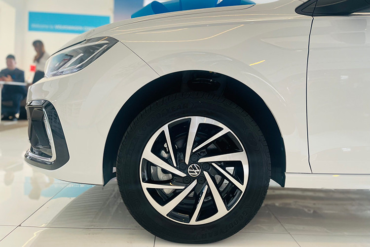 Để kích cầu doanh số, Volkswagen Virtus hiện đang nhận được chương trình ưu đãi cực kỳ hấp dẫn với mức hỗ trợ 100% chi phí đăng ký xe (tương đương 150 triệu đồng với bản Elegance và 170 triệu đồng cho bản Luxury), tặng kèm thẻ dịch vụ 50 triệu đồng.