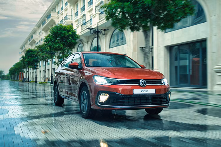 Các trang bị an toàn trên Volkswagen Virtus khá hiện đại, vượt trội so với Hyundai Accent và Toyota Vios như khóa vi sai điện tử, kiểm soát cự ly đỗ xe, kiểm soát lực kéo, chống trượt khi tăng tốc, cân bằng điện tử, hỗ trợ khởi động trục ngang, hỗ trợ phanh gấp, cảnh báo áp suất lốp, hệ thống chống bó cứng phanh ABS, 6 túi khí (phiên bản Luxury).