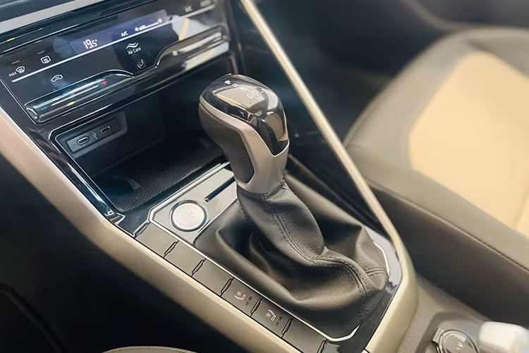 Virtus sở hữu thông số dài x rộng x cao lần lượt 4.561 x 1.752 x 1.507 mm, chiều dài cơ sở 2.651 mm. Thiết kế ngoại thất đơn giản và tinh gọn tương tự các dòng xe khác nhà Volkswagen, thể hiện qua đèn pha nối liền lưới tản nhiệt theo phương ngang.