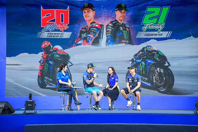 Tay đua Fabio Quartararo cùng người đồng đội Franco Morbidelli của đội đua Monster Energy Yamaha MotoGP mới đây đã xuất hiện trong một sự kiện diễn ra vào ngày 14/2 vừa qua tại TP.HCM. Đây là lần đầu tiên Quartararo - nhà vô địch mùa giải MotoGP 2021 đến giao lưu với người hâm mộ tại Việt Nam.