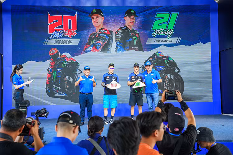 Cả 2 tay đua đã có 2 ngày chạy thử trên chiếc siêu môtô Yamaha YZR-M1 mới ở đường đua Sepang (Malaysia) trước khi bắt đầu mùa giải MotoGP 2023. Tính đến mùa giải năm nay, Quartararo đã gắn bó với đội đua Monster Energy Yamaha MotoGP được 3 năm, trong khi Morbidelli gia nhập trễ hơn nửa năm.