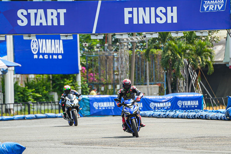 Bên cạnh các hoạt động giao lưu, ký tặng; 2 nhà vô địch giải đua MotoGP danh tiếng thế giới còn trực tiếp cầm lái những mẫu xe mang DNA thể thao của Yamaha như YZF-R7 hay Exciter 155 VVA, biểu diễn những kỹ năng lái xe thượng thừa trên mô hình sân đua tại Nhà thi đấu Phú Thọ.