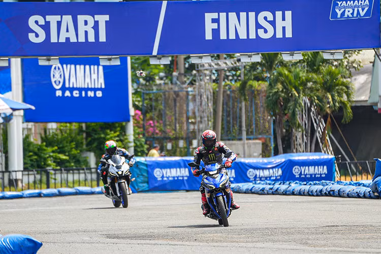 Bên cạnh các hoạt động giao lưu, ký tặng; 2 nhà vô địch giải đua MotoGP danh tiếng thế giới còn trực tiếp cầm lái những mẫu xe mang DNA thể thao của Yamaha như YZF-R7 hay Exciter 155 VVA, biểu diễn những kỹ năng lái xe thượng thừa trên mô hình sân đua tại Nhà thi đấu Phú Thọ.