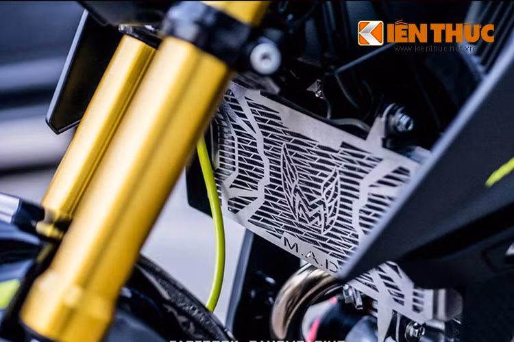 "Lấp ló" sau cặp phuộc USD màu vàng là lưới chắn két tản nhiệt cho M-Slaz mang thương hiệu M.A.D, được thiết kế dành riêng cho chiếc xe.
