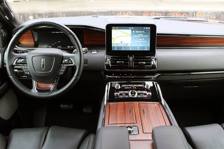 Lincoln Navigator có giá 96.570 USD. Xe không chỉ đẹp mắt bởi các chi tiết gỗ ốp, da và piano đen bóng kết hợp xuất sắc. Nó còn được đánh giá cao ở các tính năng tiện nghi trên xe như gập điện hàng ghế thứ 2 và 3, ghế tài xế điều chỉnh nhiều hướng khá tiện dụng.