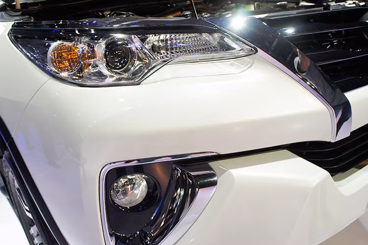 Ở phiên bản Fortuner V và G thì được trang bị đèn Bi-Halogen. Đèn sương mù trước ở cả 3 phiên bản có thiết kế mạnh mẽ và hiện đại với trọng tâm thấp, cho cảm giác sang trọng và vững chãi hơn nhiều so với trước đây.