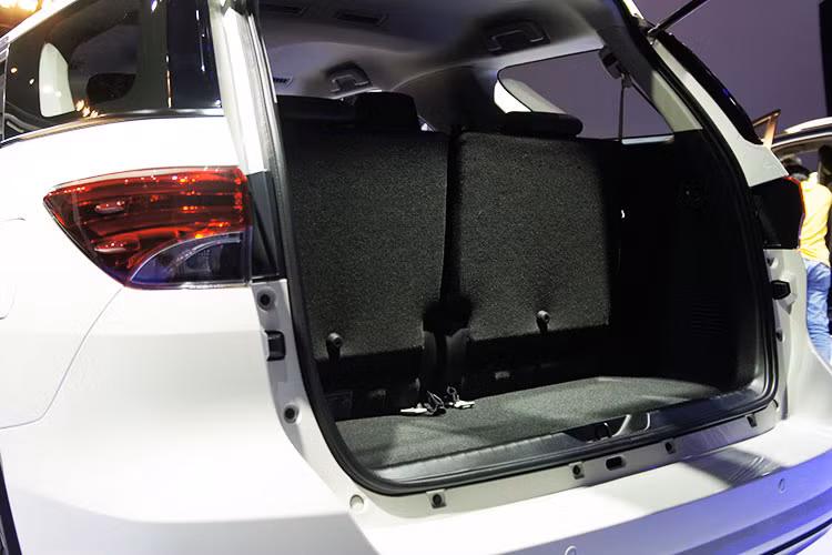 Hàng ghế thứ 2 tiện nghi hơn với tựa tay ở giữa và thao tác gập 1 chạm trong khi hàng ghế thứ 3 có móc treo dời về trụ D, tăng tính tiện dụng hơn cho người sử dụng. Bên cạnh đó hàng ghế 3 vẫn dùng kiểu gập lên hơi cũ - nhưng lại làm giảm chiều cao khoang hành lý, chất tải dễ dàng hơn.