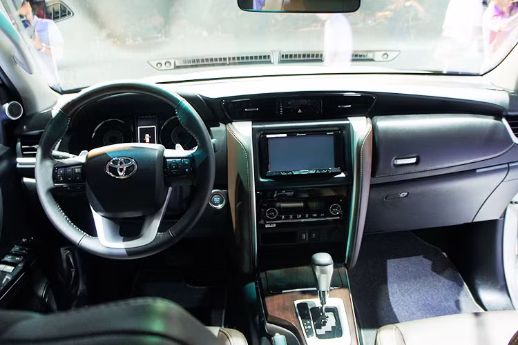 Nội thất của chiếc xe được thiết kế hoàn toàn mới, bảng điều khiển hình khối mang cảm hứng từ Toyota Prado, mọi thứ sắp đặt gọn gàng và đẹp mắt. Hãng xe Nhật tiếp thích sử dụng vật liệu người Việt ưa chuộng là gỗ ở vô-lăng và khu vực quanh cần số.