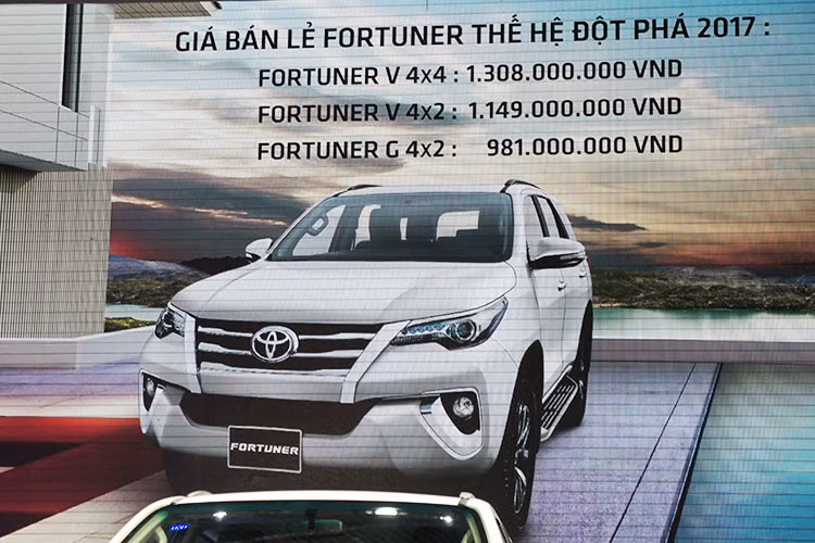 Đặc biệt, trên phiên bản số tự động của mẫu xe Fortuner 2017 mới còn được ưu ái hơn với hệ thống hỗ trợ lực phanh khẩn cấp, ổn định thân xe, kiểm soát lực kéo, hỗ trợ khởi hành ngang dốc và đèn báo phanh khẩn cấp.