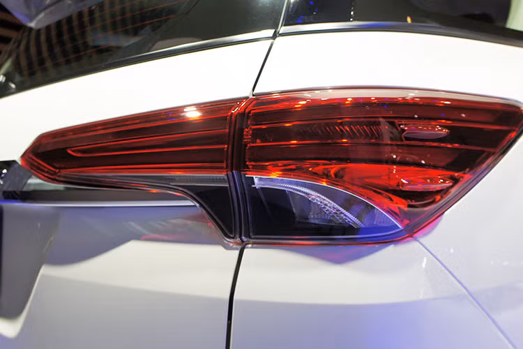 Thiết kế của cụm đèn sau và thanh nẹp biển số mạ crom được kéo dài, nối liền với cụm đèn hậu sau. Các chi tiết kết hợp hài hòa với cản sau dày và cứng cáp, mang đến sự chắc chắn và ổn định của một chiếc xe SUV thực thụ, với trọng tâm xe thấp.