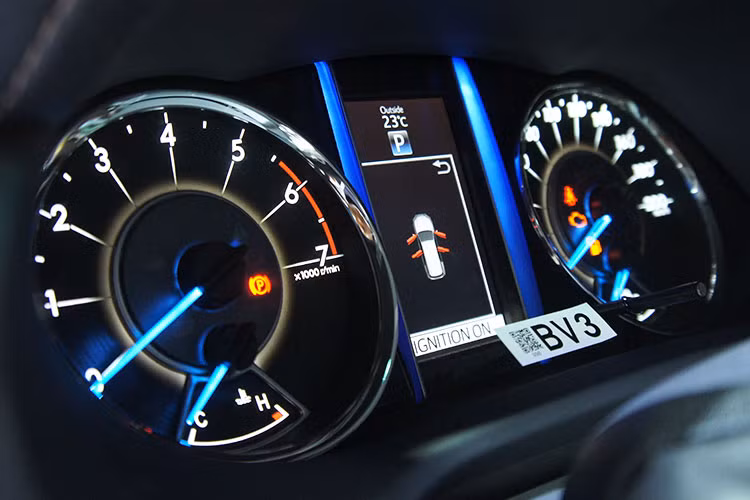 Bảng đồng hồ Optitron sắc nét, màn hình TFT trên phiên bản V và màn hình dot trên phiên bản G có màu sắc trẻ trung và nội bật hơn, dễ dàng cung cấp các thông tin cần thiết cho người lái. Bên cạnh đó là hệ thống khởi động thông minh, giúp người lái có thể dễ dàng vào và khởi động xe chỉ với 1 nút bấm.