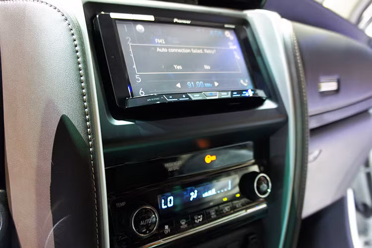 Hệ thống điều hòa hai dàn lạnh và cửa gió hàng ghế thứ 2 tự động được trang bị cho Fortuner V và điều chỉnh tay cho Fortuner G. Hệ thống giải trí bao gồm âm thanh 6 loa với đầu DVD 7 inch cảm ứng, kết nối Bluetooth và điện thoại rảnh tay cho cả phiên bản V &amp; đầu CD kết nối Bluetooth, điện thoại rảnh tay cho phiên bản G