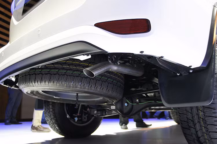 Về mặt an toàn, Toyota Fortuner 2017 tạo nên cái nhìn hoàn toàn khác biệt so với bản cũ lắp ráp trong nước. Tất cả các phiên bản đều hỗ trợ hệ thống chống bó cứng phanh, phân phối lực phanh điện tử, cảm biến đỗ xe ở phía sau, khung xe GOA chịu lực tốt và dây đai an toàn 3 điểm cho cả 7 vị trí trong cabin.