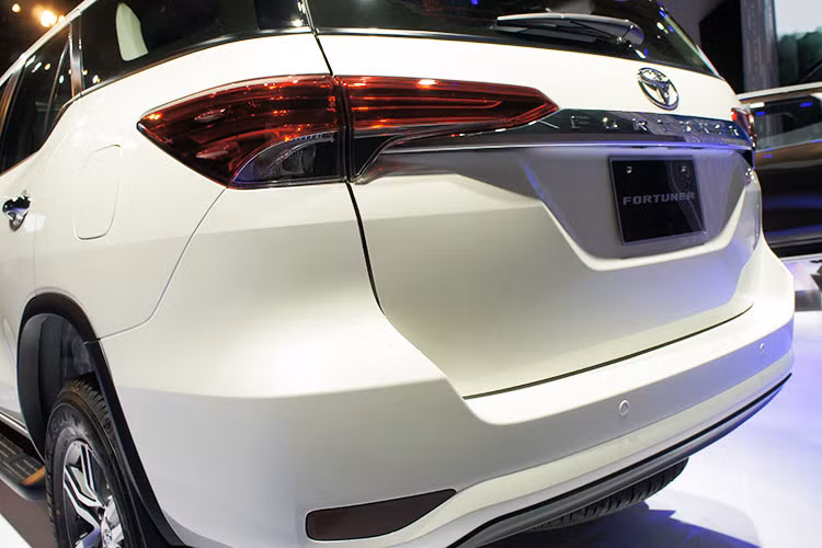 Fortuner phiên bản mới có thiết kế bên hông liền mạch, cứng cáp với 3 đường nét cá tính mang đến cảm giác chiếc xe gồm: đường 1 từ đuôi cụm đèn trước – trụ A – giá nóc – cánh hướng gió trần xe phía sau, đường 2 từ viền cánh cửa trước – viền cánh cửa sau – viền cửa sổ sau – viền cửa hậu; đường 3 dập nổi phía dưới cánh cửa phía trước – cánh cửa phía sau.