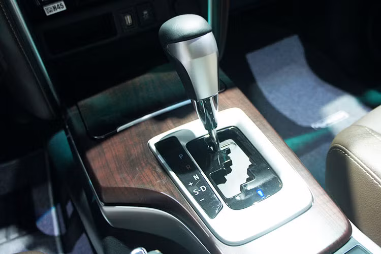 Động cơ và hộp số cũng là điểm nhấn trên Fortuner mới. Động cơ xăng tích hợp công nghệ VTT-i kép, sản sinh công suất cực đại 164 mã lực tại 5.200 v/p và momen xoắn tối đa 245 Nm tại 4.000 v/p. Động cơ máy dầu mới 2.4G có lợi thế lớn về momen xoắn khi có thể đặt tối đa 400 Nm tại dải vòng tua hẹp 1.600 – 2.000 v/p. Fortuner mới sử dụng hộp số tự động 6 cấp và số sàn 6 cấp (thế hệ cũ tự động 4 cấp và số sàn 5 cấp).