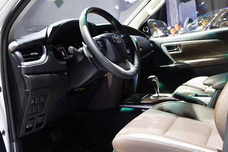 Trên mãu xe mới này sẽ được trang bị ghế da cho phiên bản V và bằng nỉ cao cấp cho phiên bản G. Ngoài ra phiên bản Fortuner V được trang bị ghế lái chỉnh điện 8 hướng còn Fortuner G có ghế lái chỉnh cơ 6 hướng giúp người lái dễ dàng điều chỉnh tư thế lái thoải mái nhất.