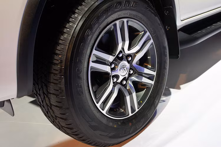 Xe sở hữu giá nóc thể thao, năng động và tích hợp trên trần xe và gương chiếu hậu bên ngoài có kích thước lớn và tích hợp đèn báo rẽ LED. Vành xe 17-inch, 6 chấu kép thể thao trên phiên bản V &amp; G 4x2 và vành xe 18-inch sang trọng mạnh mẽ cho phiên bản V 4x4 phù hợp di chuyển trong cả nội đô và offroad.