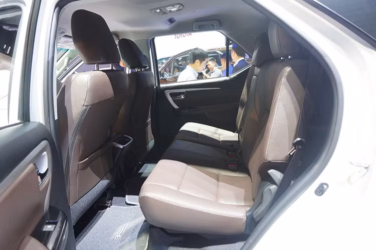 Toyota Fortuner 2017 mới sở hữu tổng chiều dài để chân khá thoải mái, rộng rãi. Khoảng trần xe dành cho người lái cũng đã tăng thêm 16mm, hàng ghế 2 tăng 10mm (so với thế hệ trước đây). Nhưng hàng ghế thứ 3 lại chật chội hơn khi khoảng trần giảm 21mm. Khoảng đầu gối hàng ghế 2 tăng gấp đôi, từ 88mm giờ lên đến 175mm.