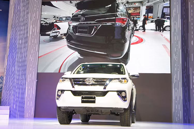 Sự thay đổi của Toyota Fortuner là một cuộc cách mạng sau 10 năm duy trì thế hệ thứ nhất. Cá tính hóa dải sản phẩm là con đường Toyota đang đi, từ Altis, Camry, Innova và giờ đây là Fortuner. Thiết kế chung chung đã bị rũ bỏ, thay thế bằng sự trẻ trung và mạnh mẽ cá tính.