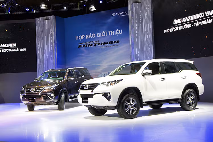 Fortuner 2017 có 3 mức giá bán, tương ứng với 3 phiên bản khác nhau. Bản G 4x2 có giá 981 triệu đồng. Bản V 4x2 giá 1,149 tỷ đồng. Và bản V 4x4 là 1,308 tỷ đồng. Xe được nhập khẩu trực tiếp từ thị trường Indonesia. Tại thị trường Việt, xe có 5 màu chính là: trắng, đen, xám đậm, bạc và nâu mới. Lượng tiêu thụ kỳ vọng của Toyota Việt Nam với Fortuner thế hệ mới khá khiêm tốn, chỉ 1.000 xe/tháng.