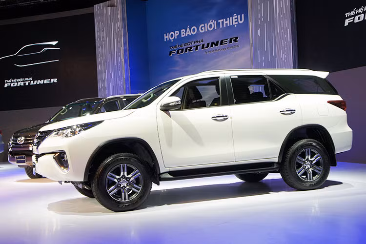Toyota Fortuner 2017 dài hơn đời cũ 90mm (4.795mm), rộng hơn 15mm (1.855mm), nhưng lại thấp hơn 15mm (1.835mm). Chiều dài cơ sở vẫn ngắn hơn 5mm, ở mức 2.745mm. Khoảng sáng gầm 219mm, cao hơn so với Mitsubishi Pajero Sport và Ford Everest.