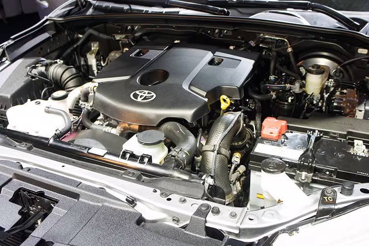 Bản cao cấp FV 4×4 còn có những trang bị riêng như hỗ trợ đổ đèo và camera lùi. Số lượng túi khí được phân cấp như sau: bản truyền động cầu sau (FV 4×2, FG 4×2) chỉ có 3 túi khí (thêm túi khí đầu gối người lái bên cạnh túi khí hàng ghế trước) trong khi bản 2 cầu có thêm 4 túi khí ở các vị trí như bên hông phía trước và rèm. 