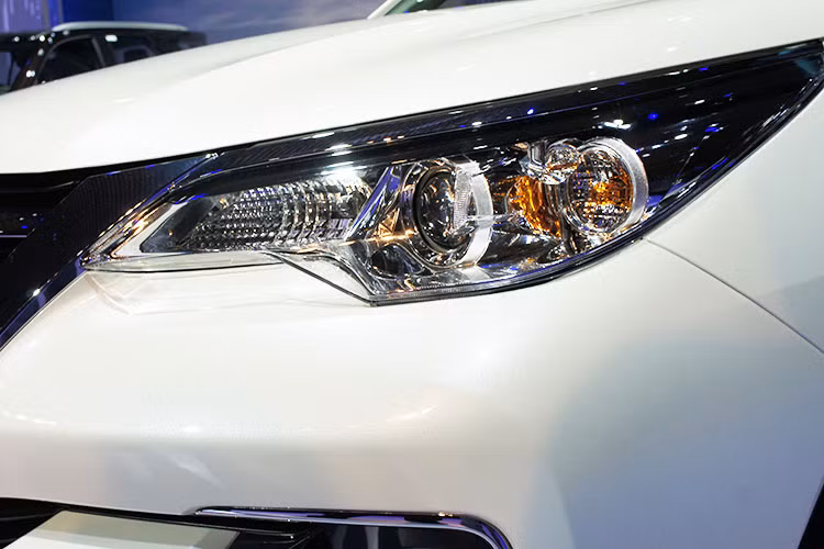 Đèn trước dạng Bi – LED công nghệ projector trang bị trên xe Fortuner V 4x4 có thiết kế hiện đại đi kèm cùng các trang bị cao cấp như tự động bật tắt, tự động điều chỉnh góc chiếu, đèn chờ dẫn đường đi kèm cùng dải đèn LED ban ngày tinh tế, sang trọng.