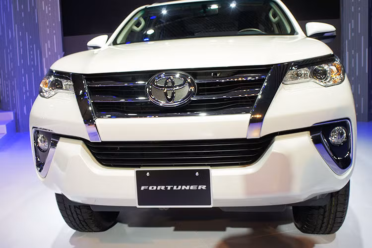 Thiết kế cản trước của xe hướng ra phía trước, với các đường dập nổi góc cạnh. Thanh nẹp mạ crom ở lưới tản nhiệt trên thiết kế liền mạch với nẹp crom phía trên đèn trước, kéo dài về phía sau trong khi cụm đèn pha thiết kế sâu vào phần hông xe gia tăng cảm giác về chiều rộng của xe.