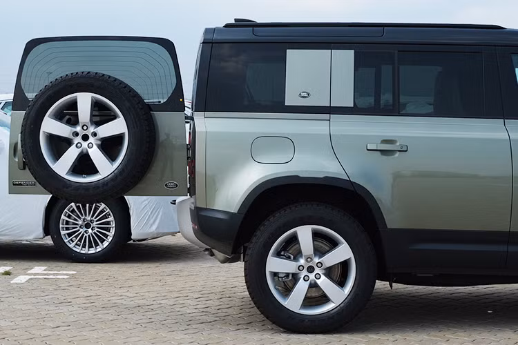 Defender thế hệ mới có các tùy chọn 5 chỗ, 6 chỗ hoặc 5+2. Ghế phụ ở giữa hàng ghế trước dành cho trẻ em có thể gập xuống để làm tựa tay với hộc đựng cốc. Các tùy chỉnh ghế ngồi trên Defender đảm bảo bạn bè và gia đình đều có thể cùng đồng hành.