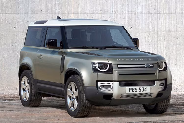 Tại Việt Nam, dòng xe SUV Land Rover Defender được phân phối chính hãng với 5 phiên bản gồm S, SE, HSE, First Edition và X. Giá xe Land Rover Defender 2020 tại Việt Nam bắt đầu từ 3,8 cho bản tiêu chuẩn cho đến 6,3 tỷ đồng dành cho bản Land Rover Defender X. Trong đó, chiếc xe Land Rover Defender mang biển tứ quý 9 này thuộc phiên bản First Edition và có giá bán chính hãng khoảng 5,39 tỷ đồng.