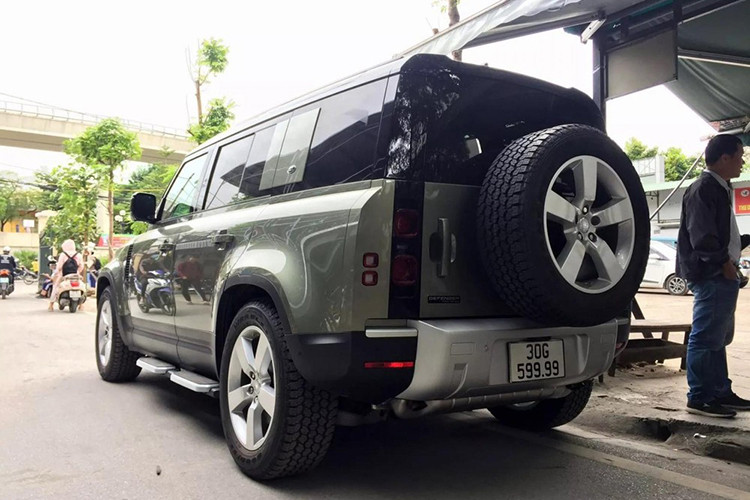 Land Rover Defender thế hệ mới này đeo biển số 30G-599.99, giới luận biển còn gọi là tứ quý 9, hay trường thọ. Việc chiếc Land Rover Defender biển tứ quý 9 này cũng khiến cho giá trị của xe tăng lên đáng kể nhưng không rõ là chủ nhân có bán lại xe cùng "biển khủng" đi hay không.