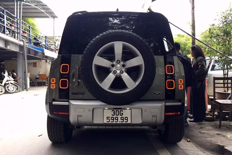 Về ngoài hình - được xem là biểu tượng việt dã của Land Rover, Defender 2020 mới vẫn sở hữu kiểu dáng tổng thể vuông vức nhưng các chi tiết được bo tròn. Nhờ vậy, Defender thế hệ mới trông hiện đại hơn và dễ tiếp cận với số đông hơn. Theo thông tin công bố, Land Rover Defender hoàn toàn mới có khoảng sáng gầm lên đến 292 mm, khả năng lội nước 900 mm. 