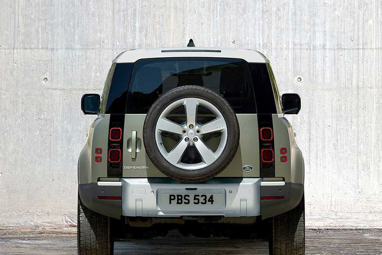 Land Rover trang bị cho Defender mới 2 tuỳ chọn động cơ. Phiên bản P300 sử dụng động cơ 4 xy-lanh thẳng hàng 2.0L, sản sinh công suất 300 mã lực, mô-men xoắn 400 Nm. Phiên bản P400 được trang bị động cơ hybrid hạng nhẹ, sản sinh công suất 400 mã lực và mô-men xoắn 550 Nm. Cả 2 phiên bản động cơ của Defender 2020 đều đi kèm hộp số tự động 8 cấp và hệ dẫn động 4 bánh.