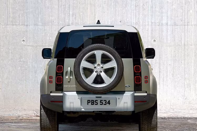 Land Rover trang bị cho Defender mới 2 tuỳ chọn động cơ. Phiên bản P300 sử dụng động cơ 4 xy-lanh thẳng hàng 2.0L, sản sinh công suất 300 mã lực, mô-men xoắn 400 Nm. Phiên bản P400 được trang bị động cơ hybrid hạng nhẹ, sản sinh công suất 400 mã lực và mô-men xoắn 550 Nm. Cả 2 phiên bản động cơ của Defender 2020 đều đi kèm hộp số tự động 8 cấp và hệ dẫn động 4 bánh.