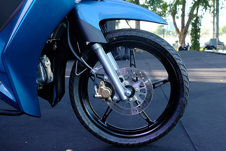 Đặc biệt lần đầu tiên được trang bị trên xe số Yamaha, hệ thống phanh kết hợp trước sau (UBS) giúp nâng cao hiệu quả khi dừng, giảm tốc độ, tạo sự yên tâm trong mọi hành trình... đặc biệt là các tình huống khẩn cấp. Cụ thể, khi đạp phanh, cả phanh trước và sau cùng được kích hoạt. Hệ thống này thường được xuất hiện trên các mẫu xe tay ga cao cấp.