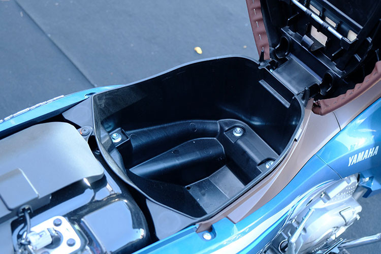 Ngoài ra, các tính năng và tiện ích đi kèm như mặt đồng hồ, hộc chứa đồ phía trước và cốp xe cũng được thiết kế mới phù hợp với mọi đối tượng khách hàng sử dụng.