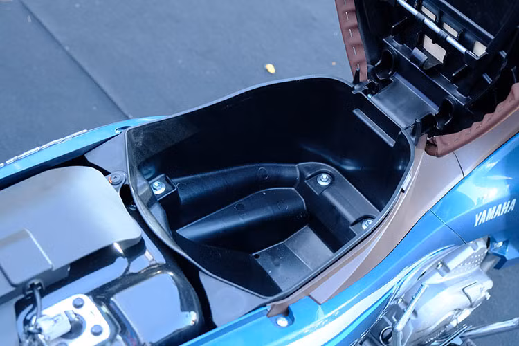 Ngoài ra, các tính năng và tiện ích đi kèm như mặt đồng hồ, hộc chứa đồ phía trước và cốp xe cũng được thiết kế mới phù hợp với mọi đối tượng khách hàng sử dụng.