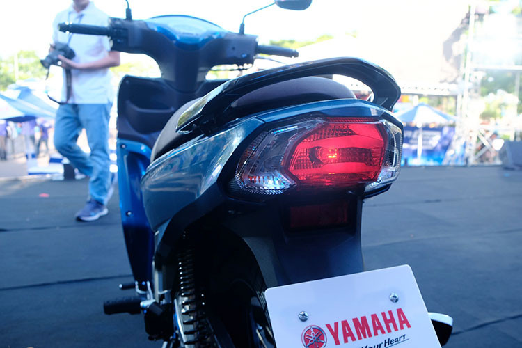 Cùng với đó, Jupiter Finn được thiết kế phù hợp dành cho tất cả thành viên trong gia đình với yên xe được thiết kế dài có hình dạng thon gọn giúp người lái có tư thế ngồi thoải mái và chân tiếp đất dễ dàng. Yên xe cao 775 mm, yên sau rộng rãi cho người ngồi sau thuận tiện lên xuống xe hoặc dễ dàng di chuyển hàng hóa.