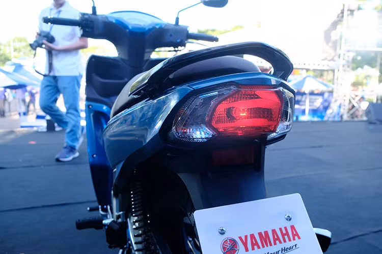 Cùng với đó, Jupiter Finn được thiết kế phù hợp dành cho tất cả thành viên trong gia đình với yên xe được thiết kế dài có hình dạng thon gọn giúp người lái có tư thế ngồi thoải mái và chân tiếp đất dễ dàng. Yên xe cao 775 mm, yên sau rộng rãi cho người ngồi sau thuận tiện lên xuống xe hoặc dễ dàng di chuyển hàng hóa.