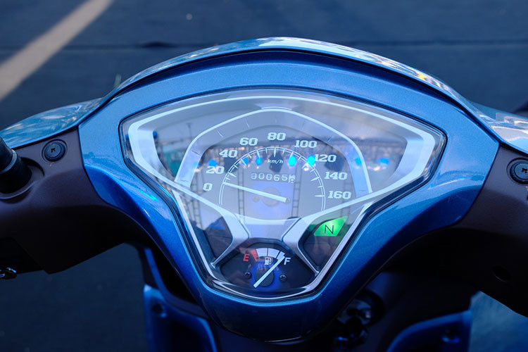 Cụm đồng hồ hiển thị tốc độ của xe chia thành 4 phần và tất cả thông tin được hiển thị dưới dạng cơ hoặc đèn LED. To bản nhất là vòng báo tốc độ cũng như quãng đường di chuyển. Chi tiết này được đánh giá khá tương đồng như Sirius thế hệ mới. Ngoài ra, xe không có công tắc đèn chiếu sáng và đây là chiếc thứ hai Yamaha bỏ chi tiết này.