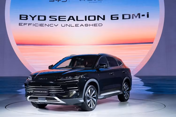 BYD Sealion 6, hay còn được biết đến với tên gọi Song Plus DM tại Trung Quốc, là một mẫu SUV hạng C. Mẫu xe này lần đầu tiên được giới thiệu tại thị trường Thái Lan vào tháng 8/2024.
