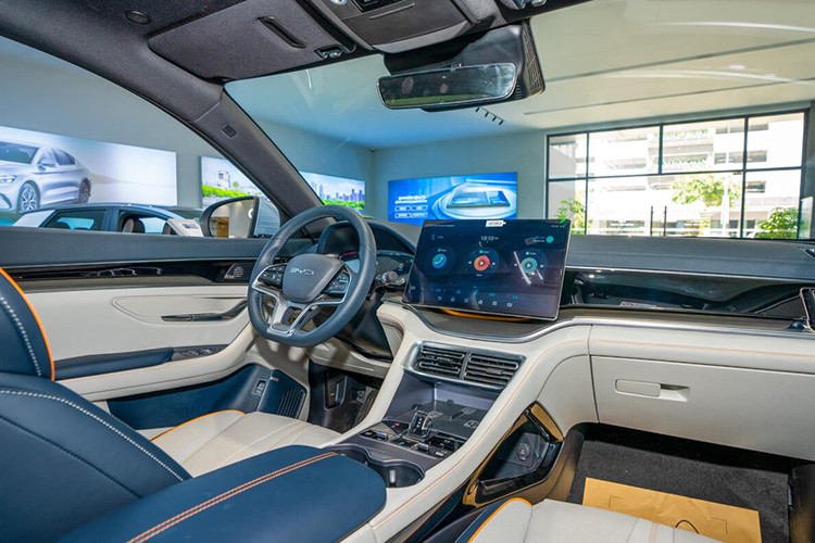 BYD Sealion 6 DM-i sở hữu khoang cabin hiện đại với các tiện ích như: bảng đồng hồ kỹ thuật số 12,3 inch, màn hình cảm ứng trung tâm 12,8 inch có thể xoay 90 độ, hỗ trợ kết nối Apple CarPlay/Android Auto...