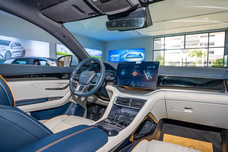 BYD Sealion 6 DM-i sở hữu khoang cabin hiện đại với các tiện ích như: bảng đồng hồ kỹ thuật số 12,3 inch, màn hình cảm ứng trung tâm 12,8 inch có thể xoay 90 độ, hỗ trợ kết nối Apple CarPlay/Android Auto...