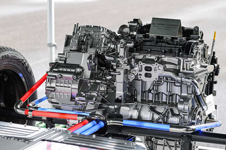 Pin lithium-sắt-photphat (LFP) Blade dung lượng 18,3 kWh cho phép xe chạy 92 km khi ở chế độ thuần điện và quãng đường kết hợp lên tới 1.092 km sau khi đổ đầy xăng và sạc pin. Xe được hỗ trợ sạc nhanh DC với công suất sạc lên đến 18 kW. Nhờ đó, pin của xe chỉ cần 35 phút để sạc từ 30% lên 80%. Bộ sạc chậm AC của xe có công suất sạc 6,6 kW.