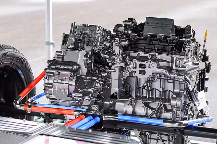 Pin lithium-sắt-photphat (LFP) Blade dung lượng 18,3 kWh cho phép xe chạy 92 km khi ở chế độ thuần điện và quãng đường kết hợp lên tới 1.092 km sau khi đổ đầy xăng và sạc pin. Xe được hỗ trợ sạc nhanh DC với công suất sạc lên đến 18 kW. Nhờ đó, pin của xe chỉ cần 35 phút để sạc từ 30% lên 80%. Bộ sạc chậm AC của xe có công suất sạc 6,6 kW.