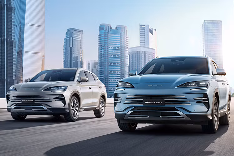 Sau khi ra mắt nhiều mẫu xe điện tại thị trường Việt Nam, thương hiệu ô tô Trung Quốc BYD đang có kế hoạch mở rộng danh mục sản phẩm, tiến vào phân khúc xe hybrid. Và cụ thể, mẫu xe đầu tiên chính là BYD Sealion 6 hybryd 2025 mới.