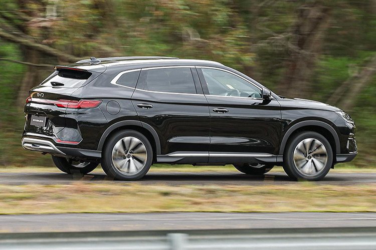 Về trang bị an toàn, BYD Sealion 6 DM-i có các tính năng hỗ trợ lái như: camera 360 độ, 6 túi khí, hệ thống cân bằng điện tử, phanh khẩn cấp tự động, hệ thống kiểm soát hành trình thích ứng, hỗ trợ đưa xe vào giữa làn đường, cảnh báo va chạm phía sau, nhận biết biển báo giao thông, cảnh báo điểm mù, cảnh báo phương tiện cắt ngang phía trước/sau tích hợp tự động phanh, cảnh báo va chạm khi mở cửa và đèn pha tự động.